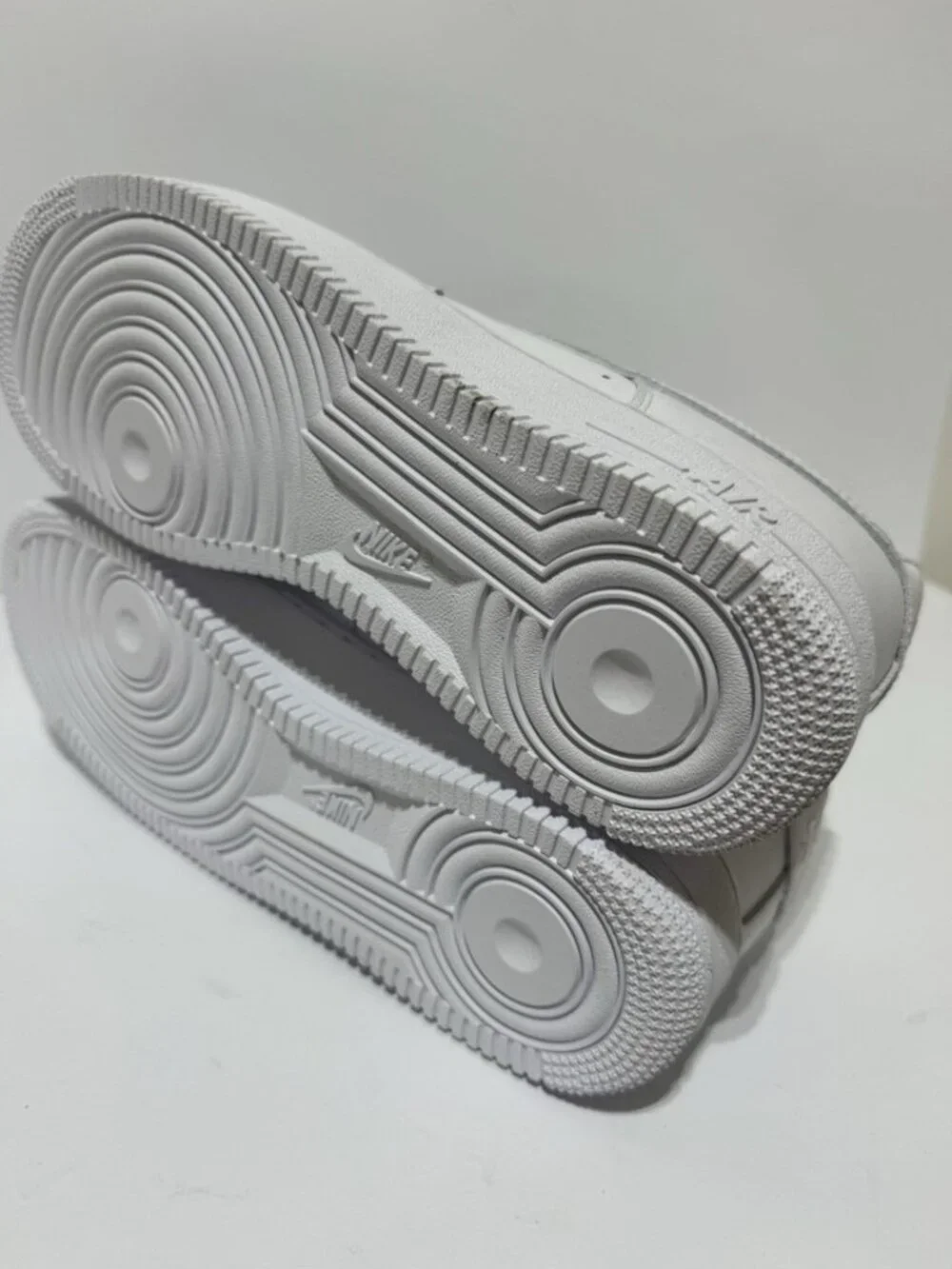 Nike Men’s Air Force 1 07 Sneakers White Size 10.5 M